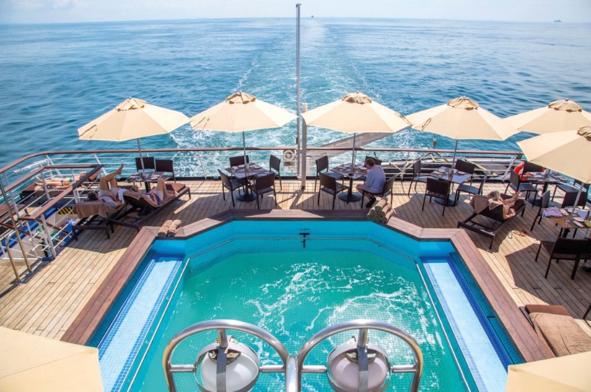 CroisiEurope MV La Belle des Oceans Pool.jpeg